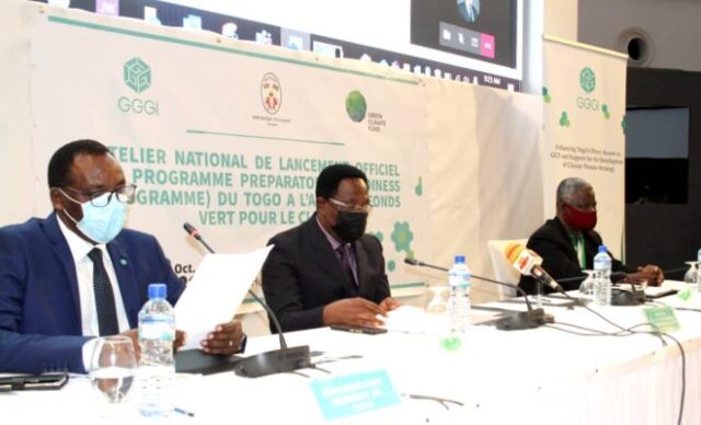 Table-dhonneur-lors-du-lancement-du-programme-preparatoire.-MM.-Innocent-Kabenga-et-Kudadze-Kodjo-1er-et-2e-de-la-gauche-660x400